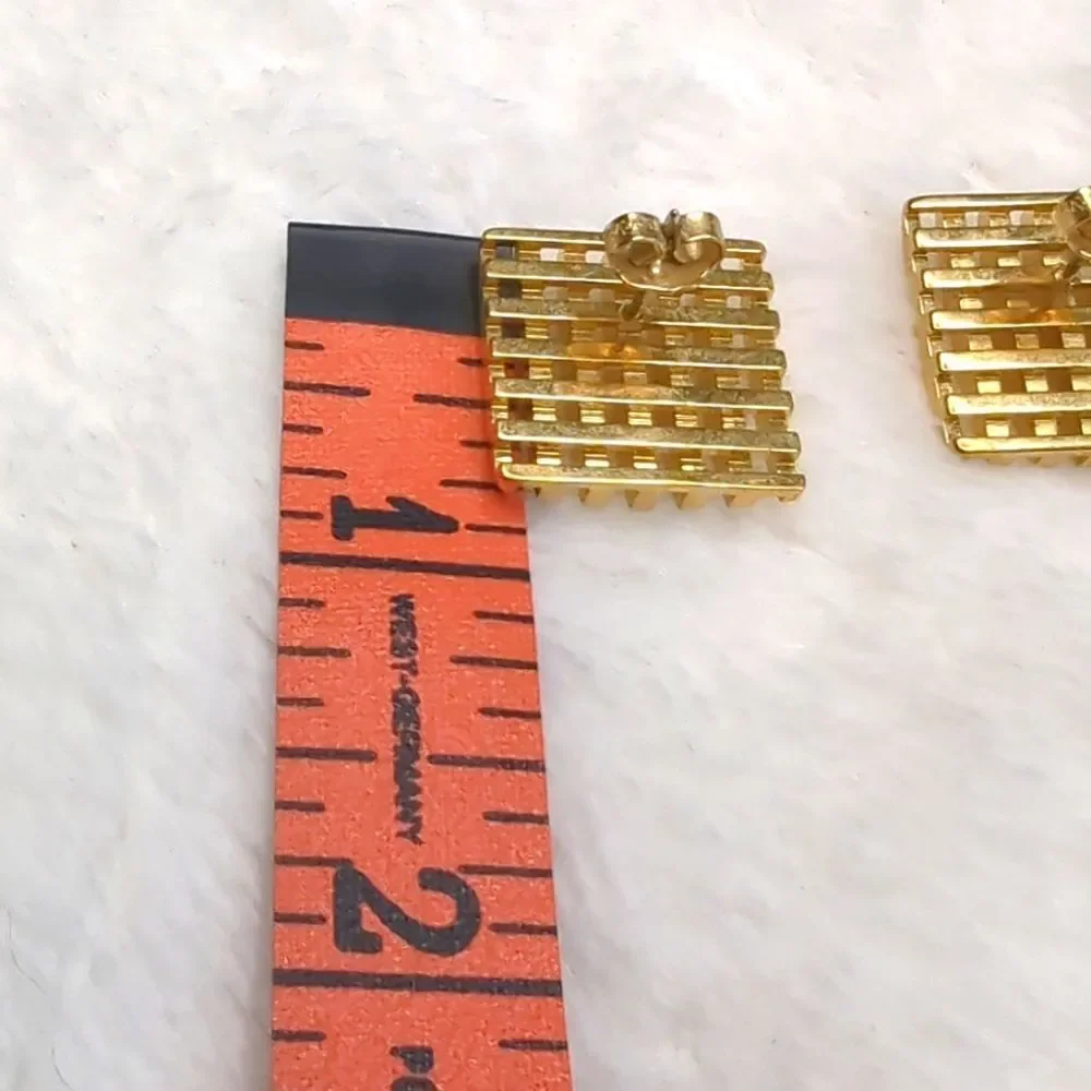 Vintage 80's Goldtone Square Basket Weave Style Pierced Earrings - Picture 5 of 6